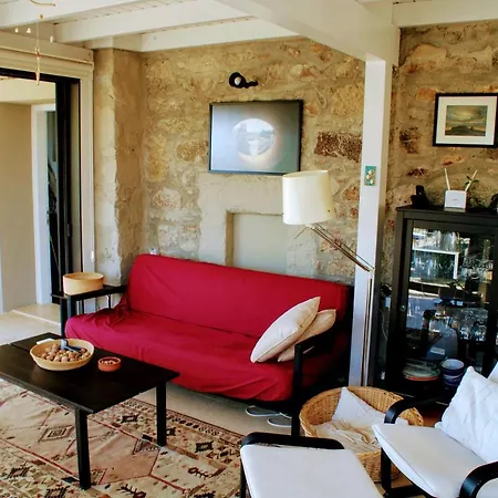 Berry - A Large Cosy Stone House Villa