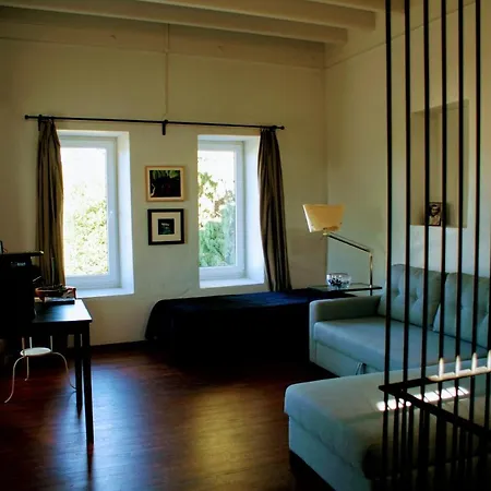 Berry - A Large Cosy Stone House Villa